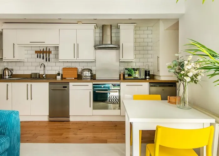 -Newly Refurbished- Stylish Apartment 5 Minutes From Station W Garden