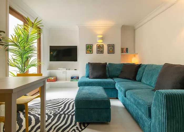-Newly Refurbished- Stylish Apartment 5 Minutes From Station W Garden
