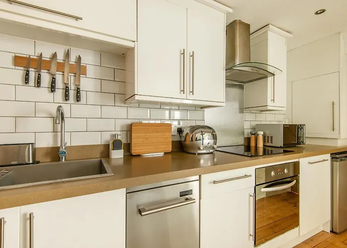 -Newly Refurbished- Stylish Apartment 5 Minutes From Station W Garden
