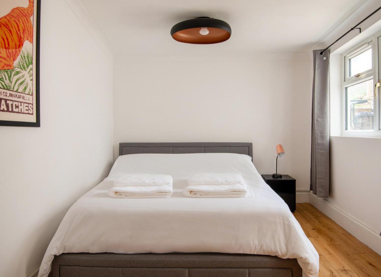 -newly Refurbished- Stylish 5 Minutes From Station W Garden Apartment *