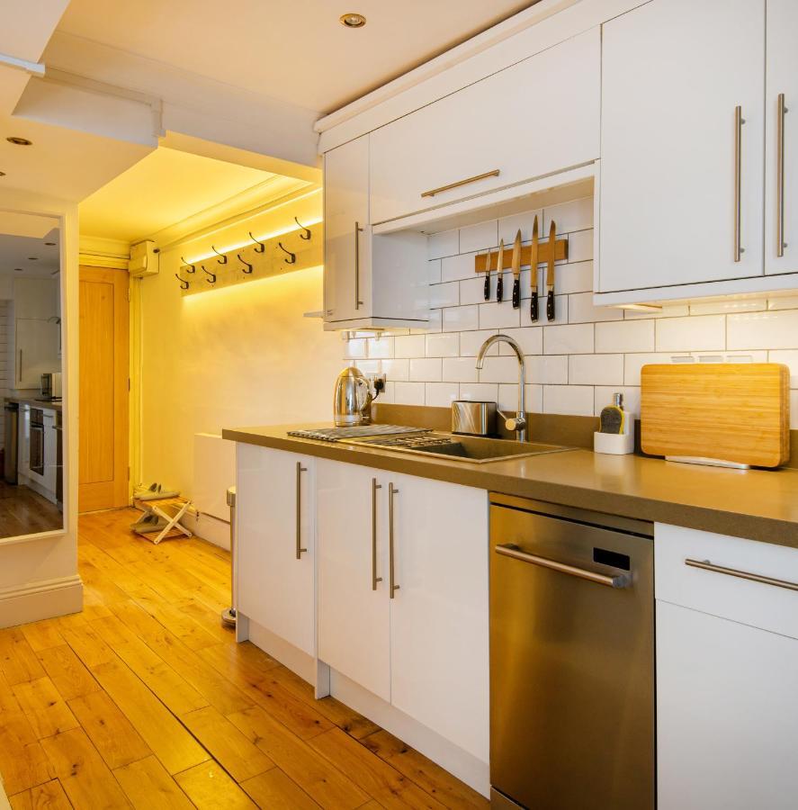 -newly Refurbished- Stylish 5 Minutes From Station W Garden Apartment